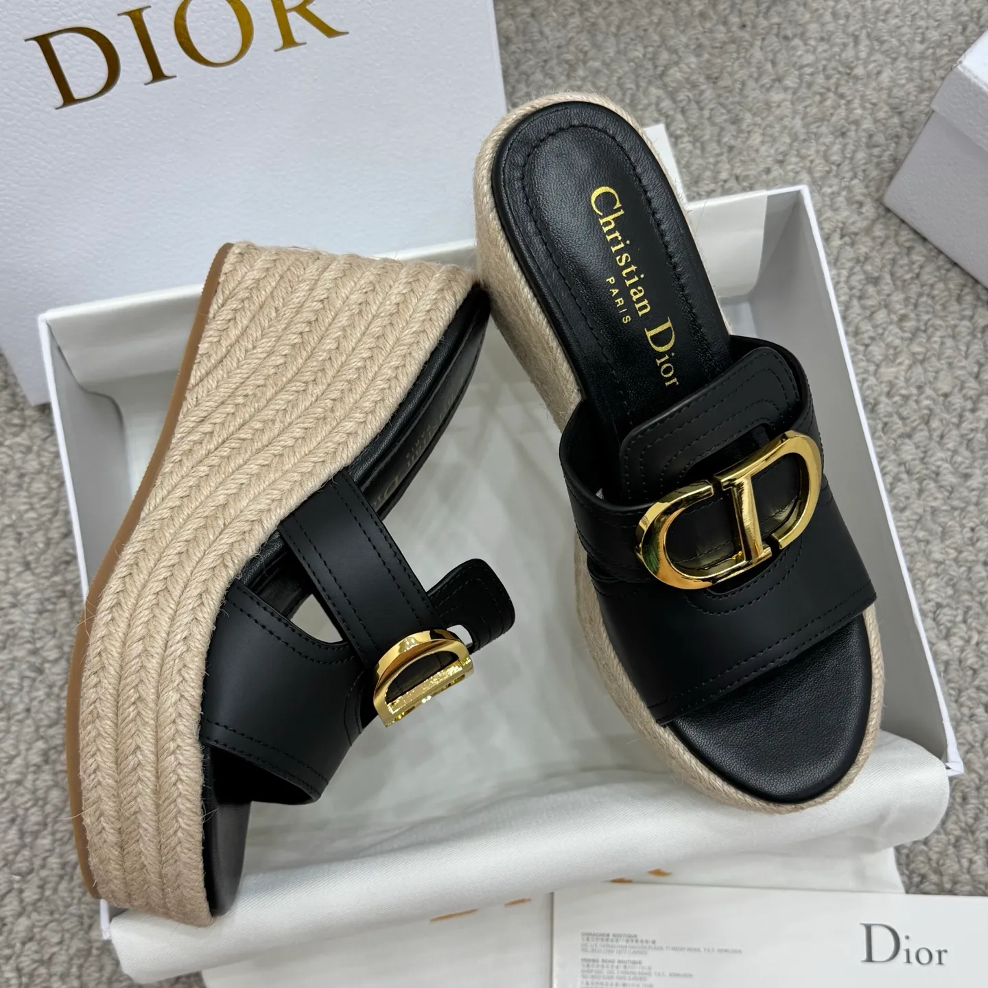 👟👟Ex-factory price 520👟👟 Increased height version✅🇨🇳 🇨🇳Dior 25ss summer high version new sandals. Simple and super versatile. Perfect and luxurious on the feet, can be matched with any spring and summer clothes. The foot feels even more comfortable! The material is a perfect replica of the original. Original disassembly and molding. ✅❶Material: original customized cowhide ✅❷Inner: original customized sheepskin ✅❸Foot: original customized sheepskin ✅❹Outsole: original woven wedge outsole ✅❺Heel height: 9.5cm ✅❻Packaging: original full set of packaging ✅❼Number: 35-41